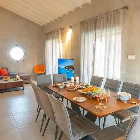 Art House Seviews Villa *