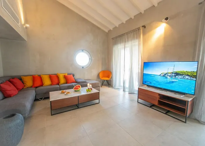 فيلة Art House Seviews *