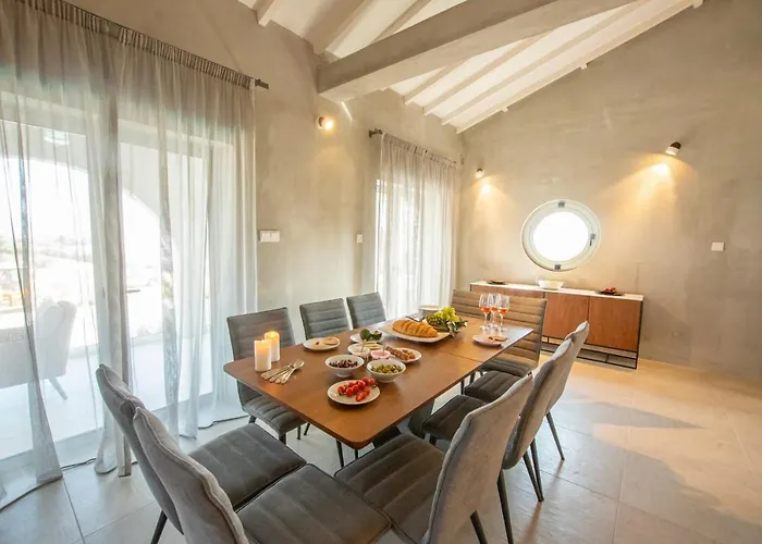 فيلة Art House Seviews *