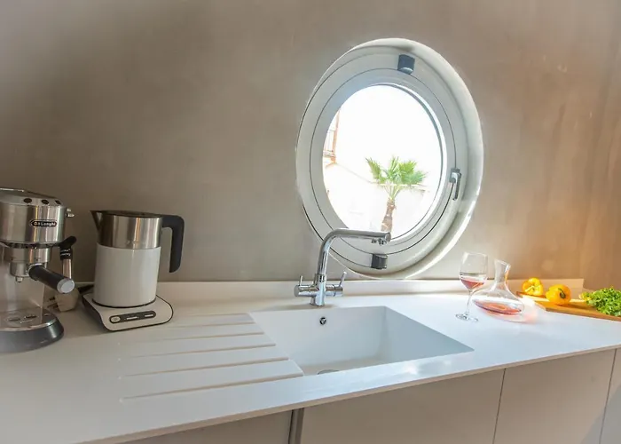 Art House Seviews فيلة