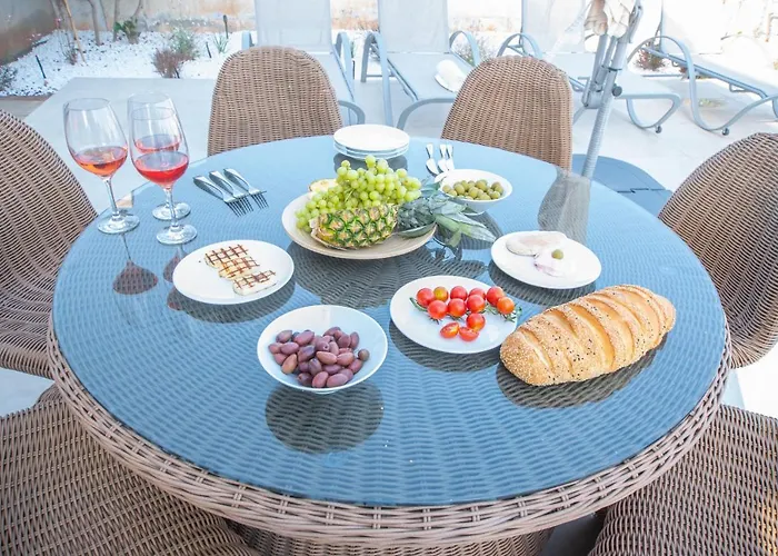 Art House Seviews فيلة