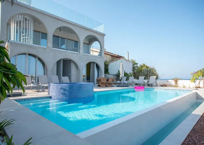 فيلة Art House Seviews